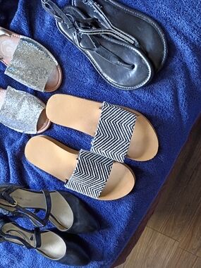 Women’s Black & White Chevron Slide Sandals